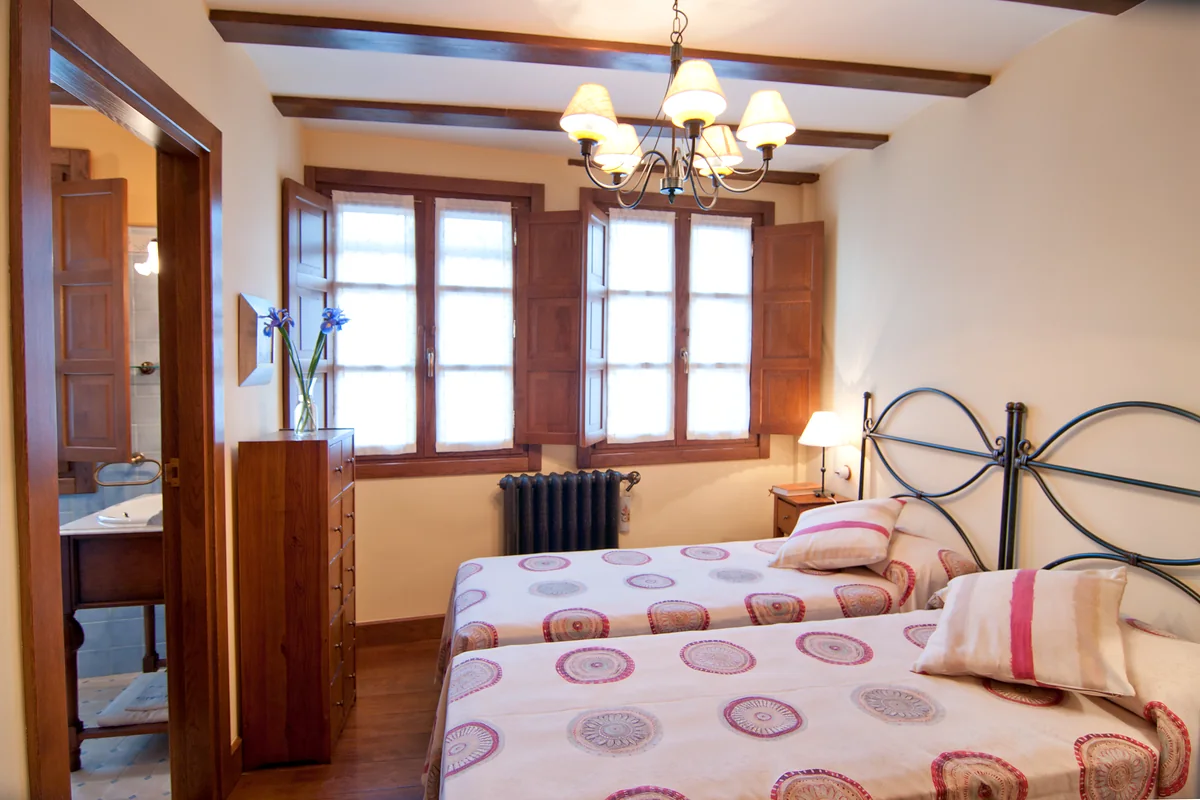 Habitación preparada con dos camas separadas