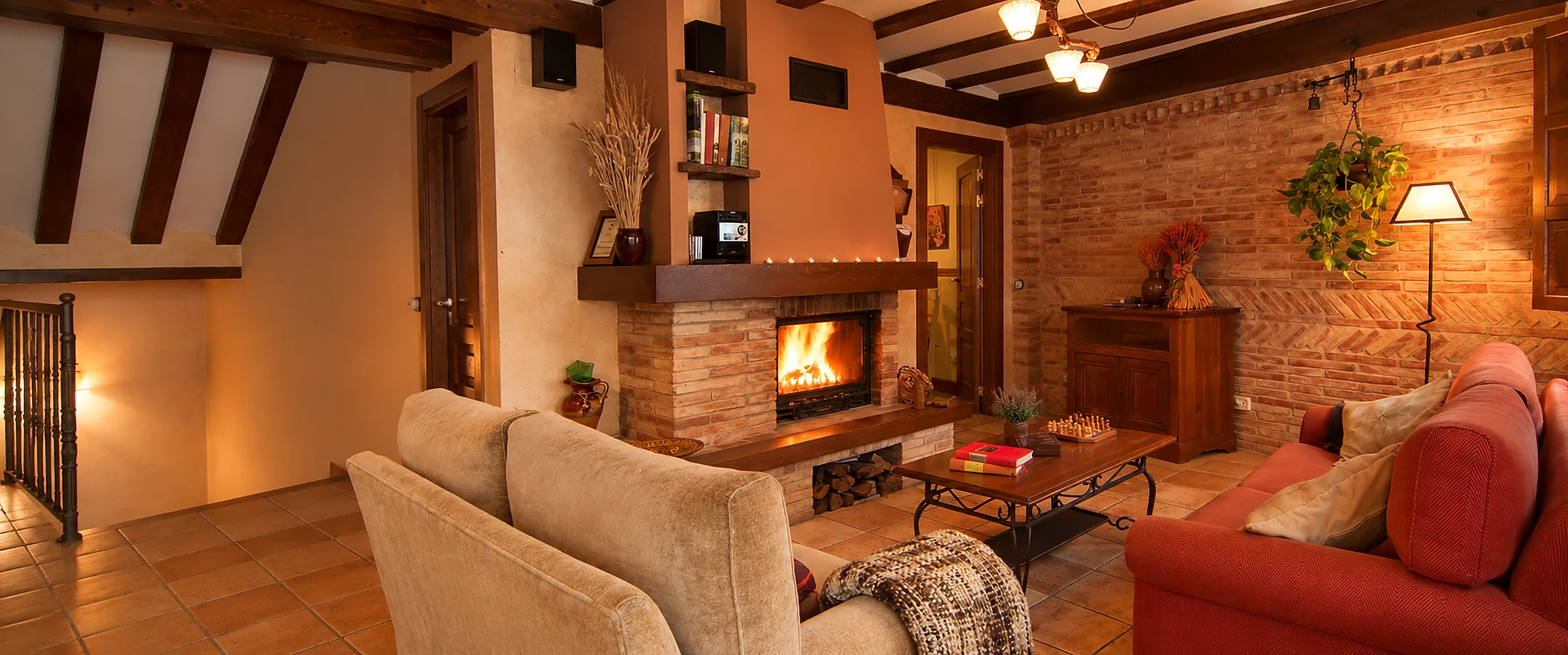 Salón de Casa Rural El Pajar con sofás y chimenea